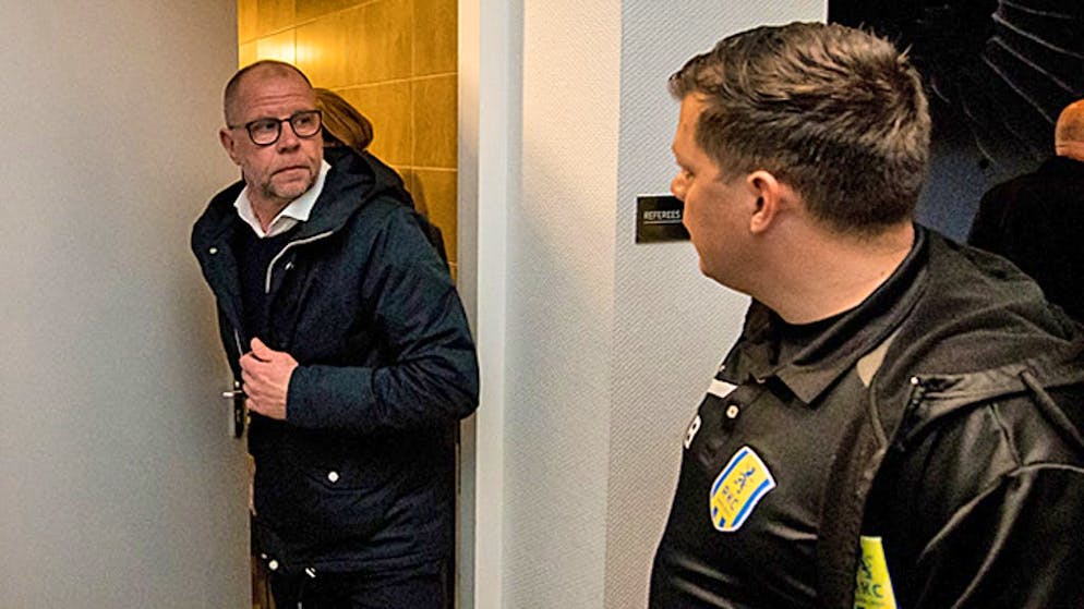 Fred Grim, entraîneur du RKC, est allé à la rencontre de l'arbitre à la mi-temps afin de lui expliquer la situation. Le jeu reprendra, avec un peu de retard...