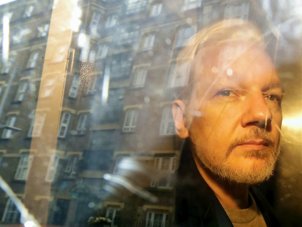 L'arresto del cofondatore di WikiLeaks Julian Assange continua a far discutere