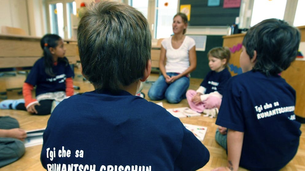 Erstklässler einer Schule in Graubünden, wo in der Schriftsprache Rumantsch Grischun unterrichtet wird. (Archivbild)