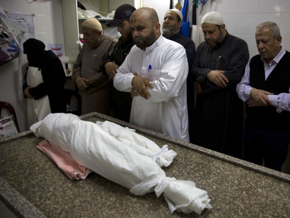 Gewalt in Nahost eskaliert. Palästinenser beten vor der Beerdigung beim getöteten 14-jährigen Mädchen.