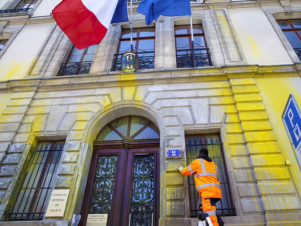 Consulat de France à Genève maculé de jaune