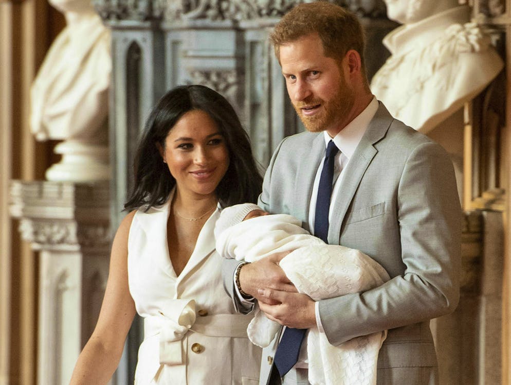 Baby Sussex, le prime foto del piccolo Archie. «Baby Sussex», il figlio del principe Harry e della duchessa Meghan, dorme tra le braccia di papà nel giorno della sua prima apparizione pubblica.