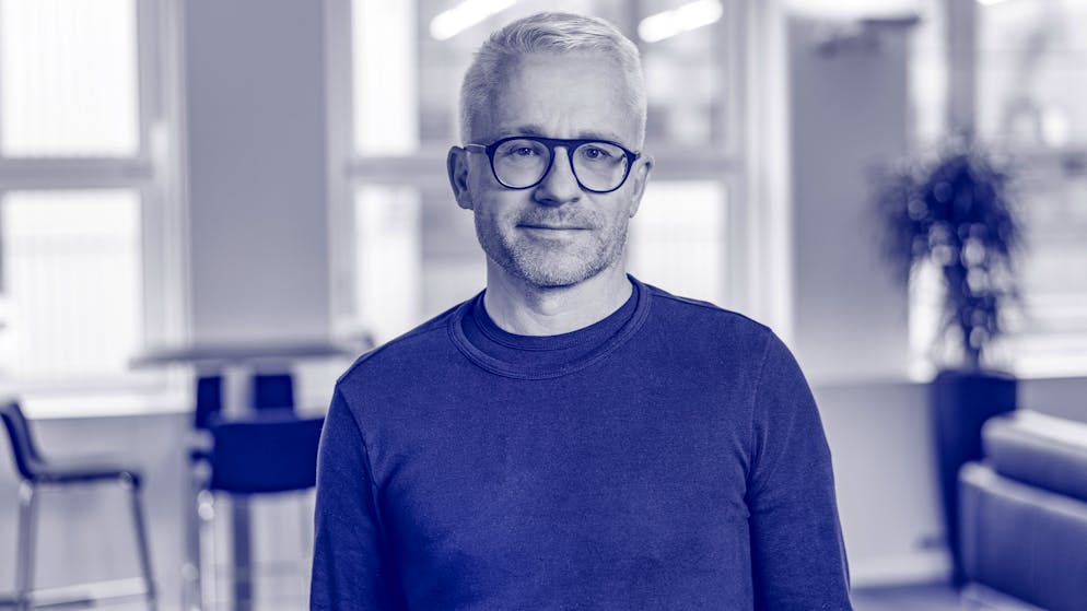 «Bluewin»-Redaktor Bruno Bötschi spricht für das Frage-Antwort-Spiel «Bötschi fragt» regelmässig mit bekannten Persönlichkeiten. Bötschi hat viel Erfahrung mit Interviews. Für die Zeitschrift «Schweizer Familie» betreute er jahrelang die Serie «Traumfänger». Über 200 Persönlichkeiten stellte er dafür die Frage: Als Kind hat man viele Träume – erinnern Sie sich? Das Buch zur Serie «Traumfänger» ist im Applaus Verlag, Zürich, erschienen. Es ist im Buchhandel erhältlich.