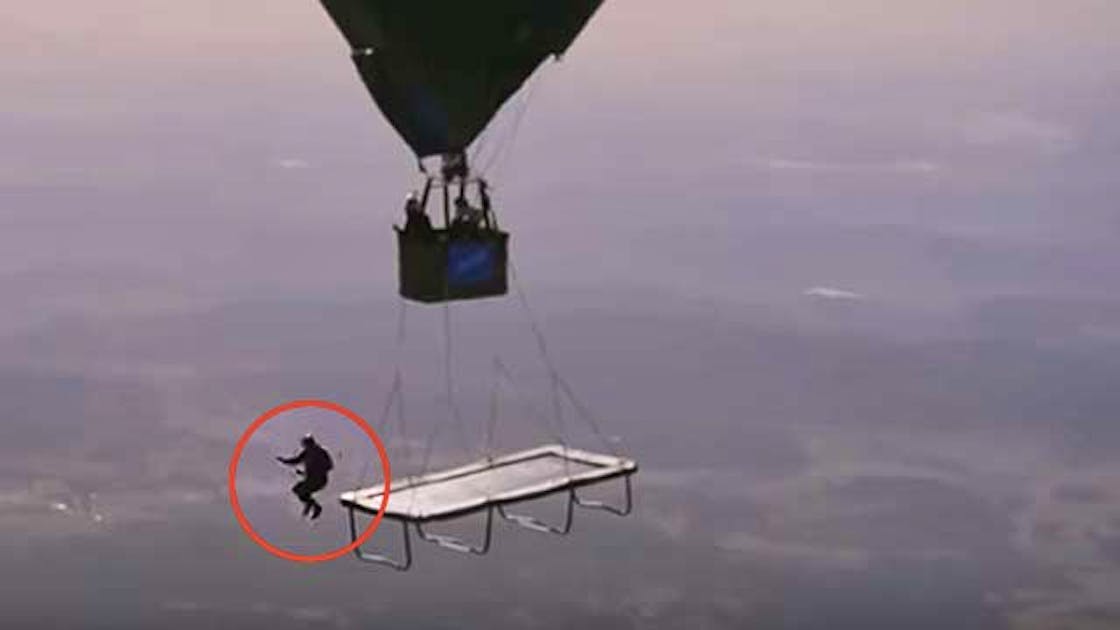 Sous une montgolfière Record du monde un saut en trampoline à 1580 m d'altitude ! blue News