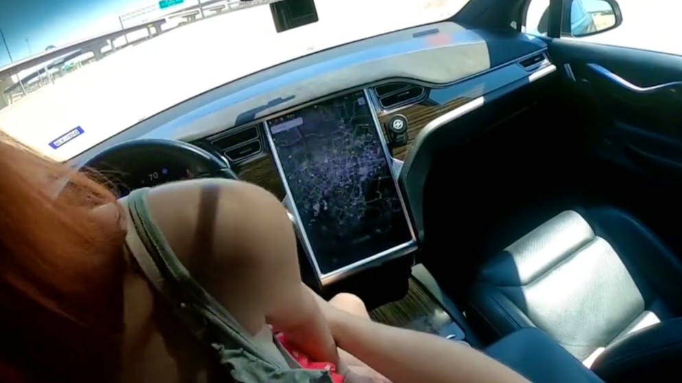 Illegal und gefährlich: Sex am Steuer, selbst bei aktiviertem Autopilot.