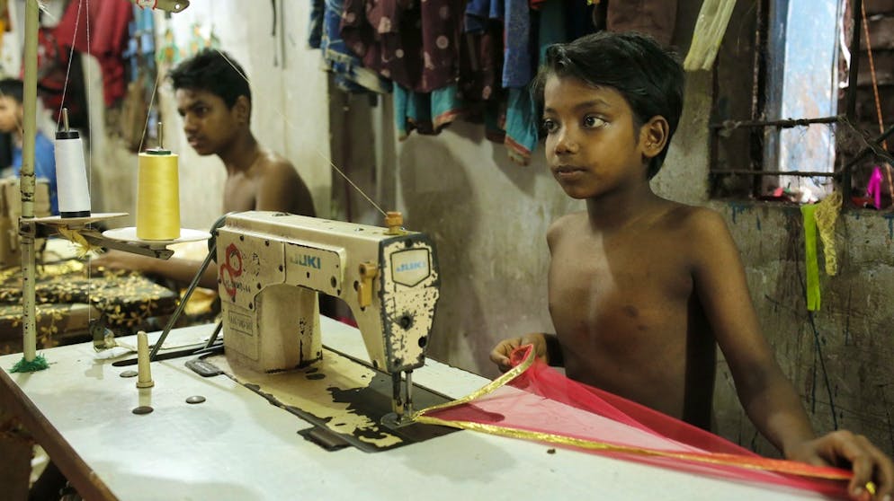 Am Mittwoch jährte sich der Welttag gegen Kinderarbeit: Kinder nähen in einer Textilfabrik in der bangalischen Hauptstadt Dhaka Schals. (Archivbild)