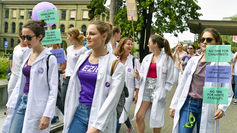 Frauenstreik am 14. Juni 2019. Vor dem Universitätsspital Zürich gehen Pflegerinnen für ihre Rechte auf die Strasse. 