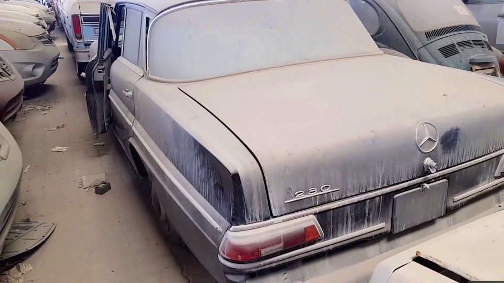 Autofriedhof in Dubai. Tausende Luxuskarossen verstauben in der Wüste