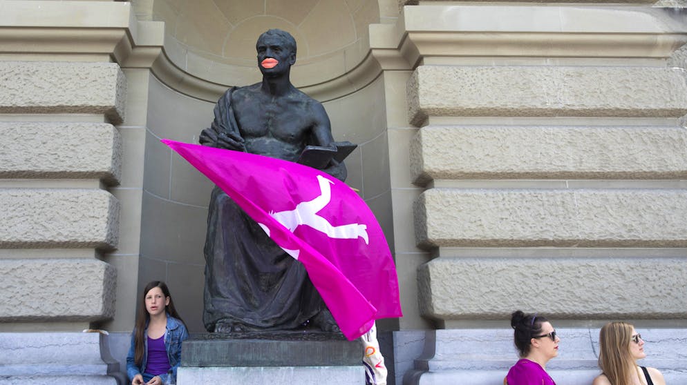 Frauenstreik am 14. Juni 2019. Demonstrantinnen haben sogar kurzehand diese Statue beim Bundeshaus aufgehübscht.