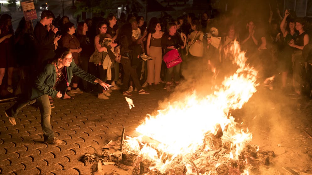 Frauenstreik am 14. Juni 2019. Auf dem Place de la Riponne zünden sich die Demonstrantinnen ein Feuer an.