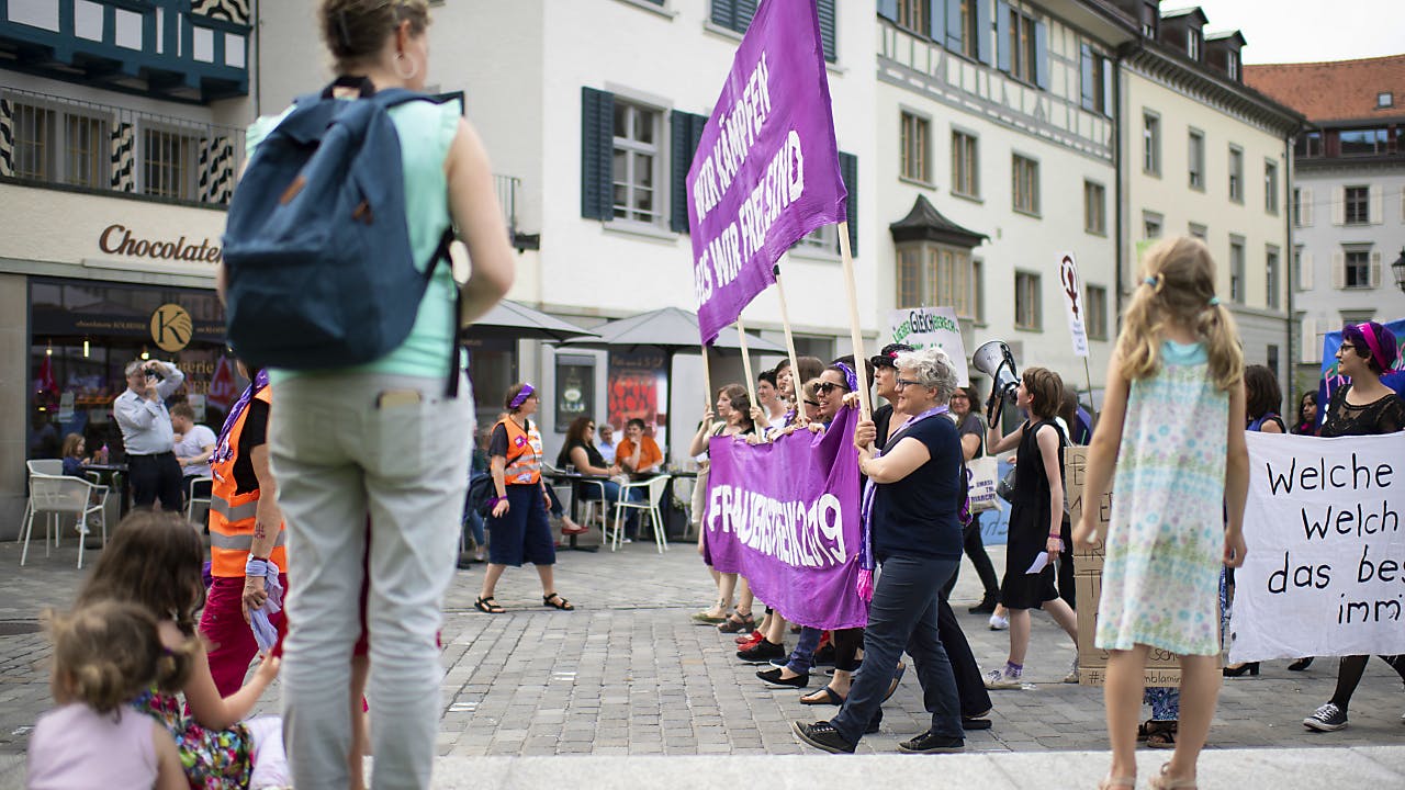 Frauenstreik. 4000 Frauen Demonstrieren In St. Gallen Für ...