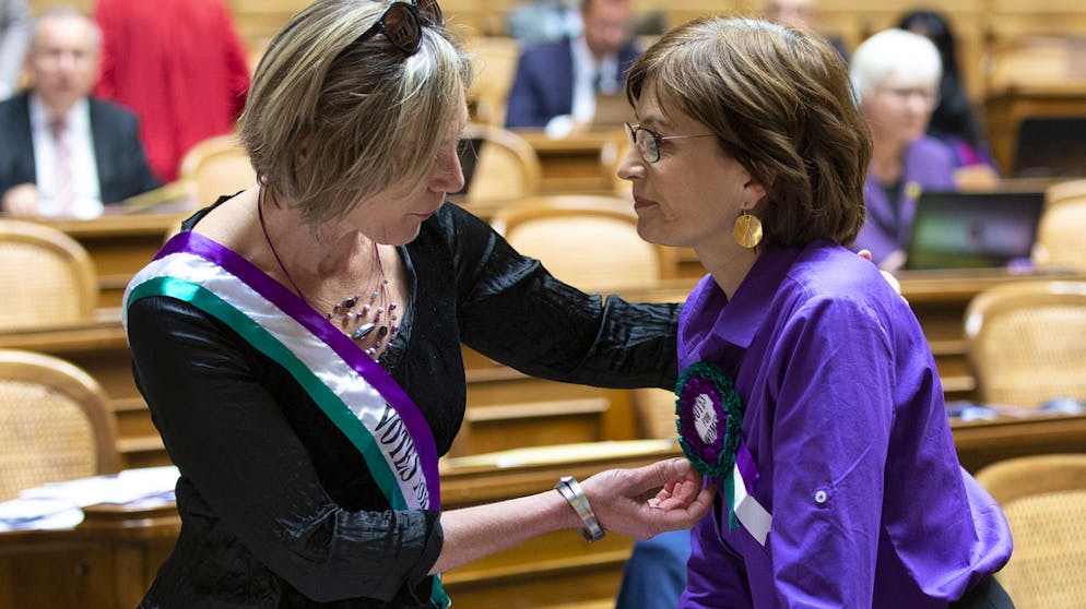 Frauenstreik am 14. Juni 2019. Sitzt der Anstecker noch? Maya Graf rückt bei Regula Rytz (rechts) noch einmal alles zurecht.