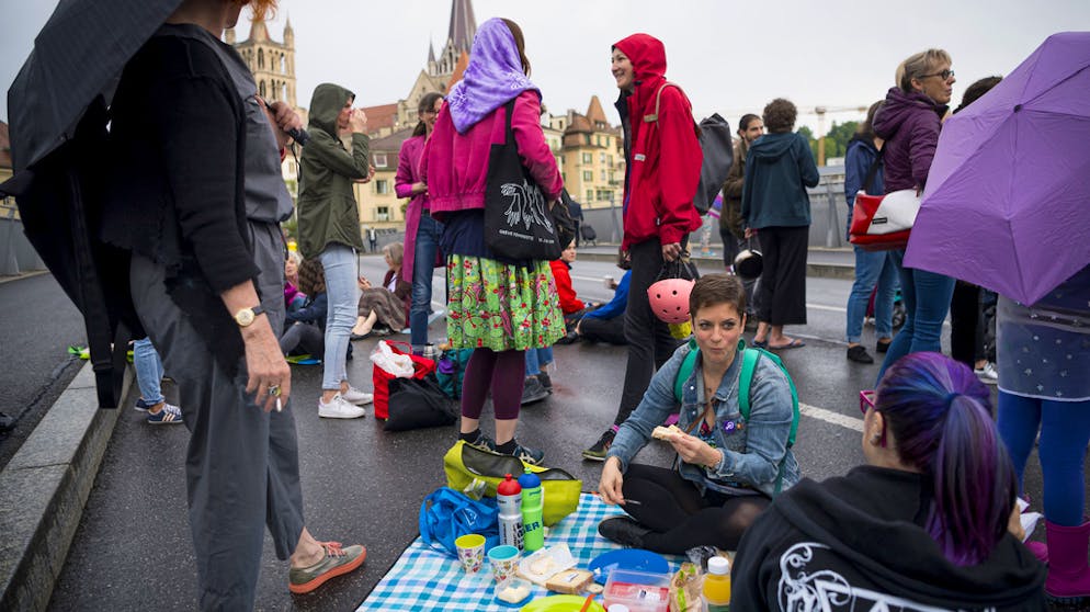 Frauenstreik am 14. Juni 2019. Die Demonstrantinnen beginnen ihren Streiktag mit einem Frühstück auf einer Brücke.
