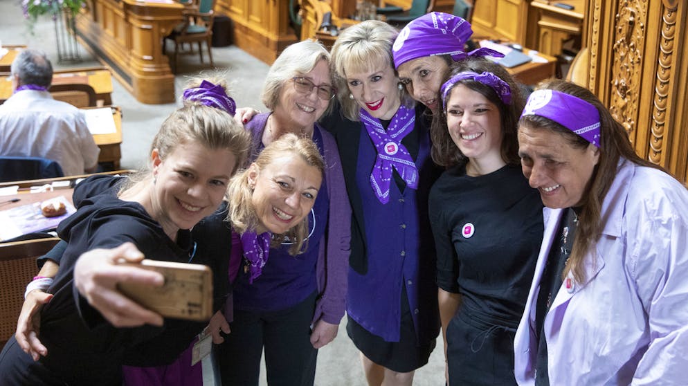 Frauenstreik am 14. Juni 2019. Streik-Selfie: (von links) Die SP-Nationalraetinnen Nadine Masshardt, Yvonne Feri, Laurence Fehlmann Rielle, Priska Seiler Graf, Barbara Gysi, Mattea Meyer und Jacqueline Badran werfen sich in Pose.
