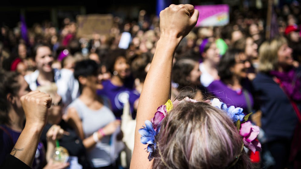 Frauenstreik am 14. Juni 2019. Kämpferische Geste: Die Streikenden bahnen sich ihren Weg durch Lausanne.