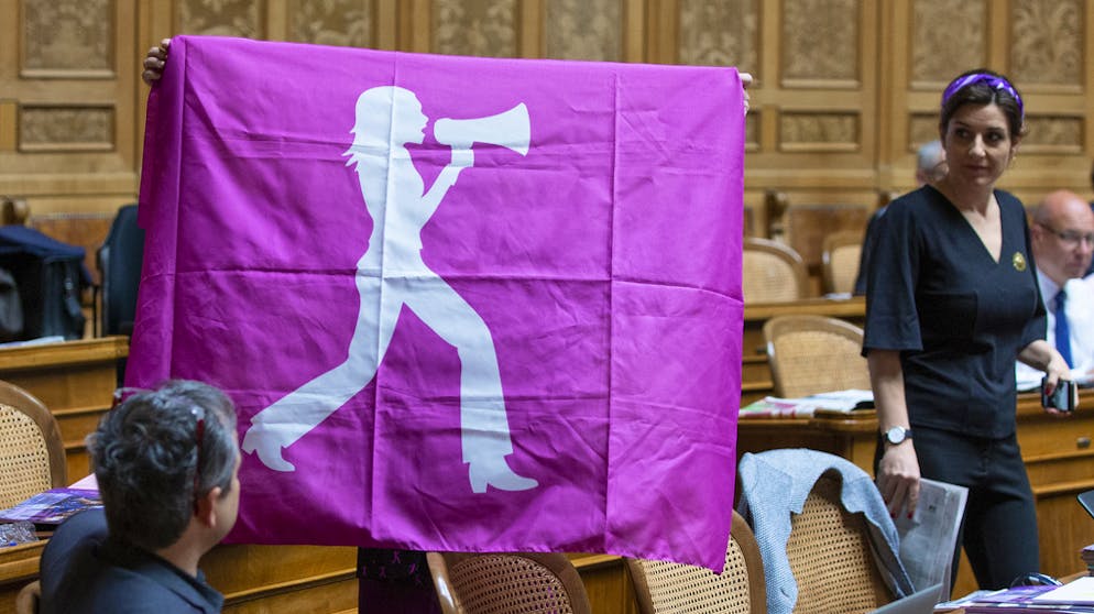 Frauenstreik am 14. Juni 2019. Auch im Parlament weht die Streikfahne. 