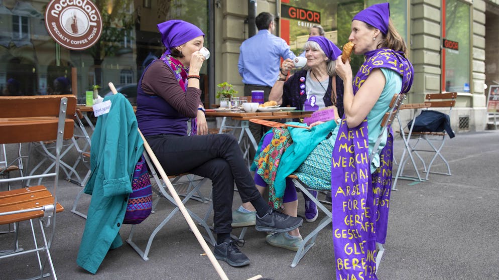 Frauenstreik am 14. Juni 2019. In den Strassen von Bern stärken sich Demonstrantinnen für den Streik.