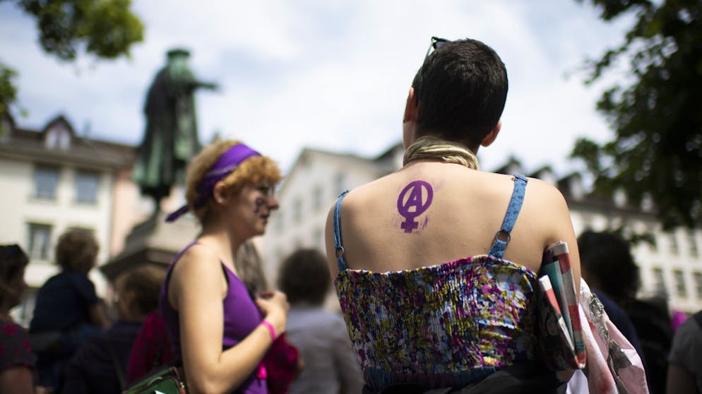 Frauenstreik am 14. Juni 2019. Hingucker: Diese Demonstrantin hat die Symbole für Anarchie und das weibliche Geschlecht kreativ vereint. 