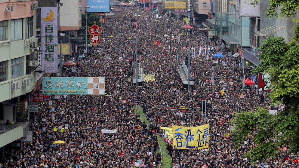 Il capo della polizia di Hong Kong Stephen Lo ha ridimensionato l'accusa di «rivolta» contestata ad alcuni manifestanti.