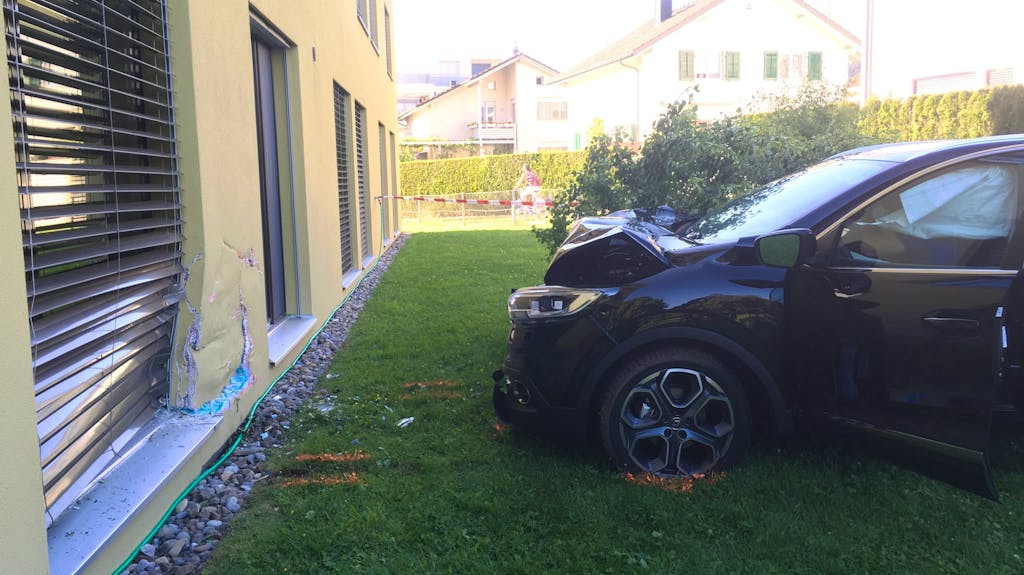 In Baar ZG ist ein 53-Jähriger mit seinem Auto aus noch ungeklärten Gründen in eine Hauswand gefahren. Es entstand grosser Sachschaden.