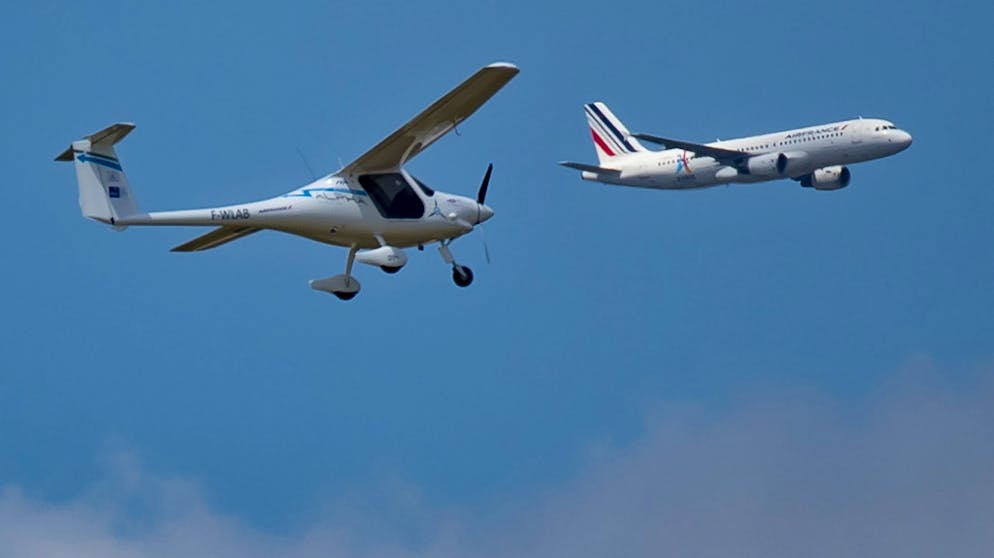 Paris Air Show 2019. Zeitenwende: vorne das E-Flugzeug Pipistrel 167 Alpha Electro, hinten ein Luftverscmutzer.