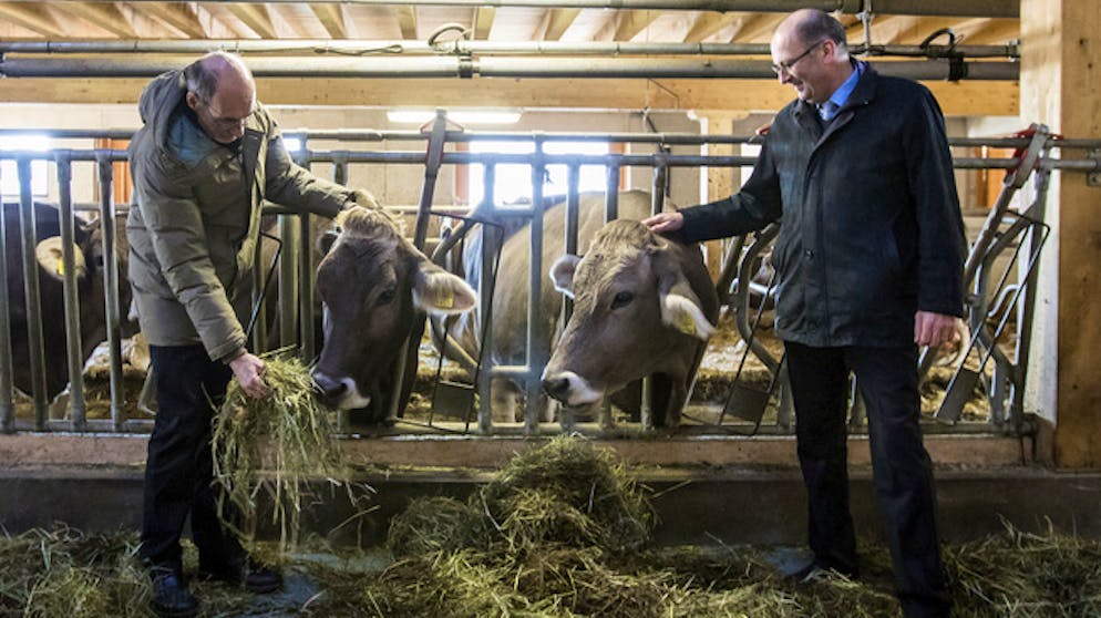 Bauernpräsident Markus Ritter (r.) und Bauerndirektor Jacques Bourgeois an der Landwirtschafts-Jahresmedienkonferenz.