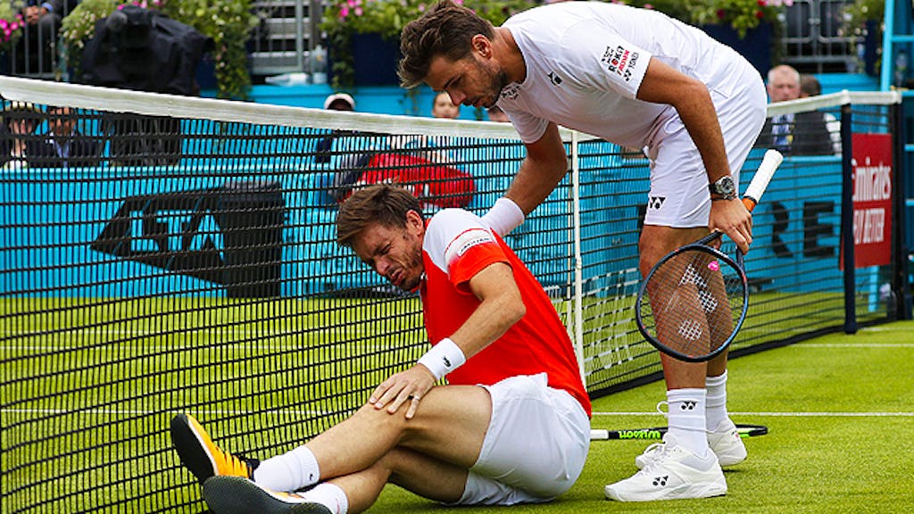 ATP Queen's. Mahut pris les pieds dans le filet, Stan dans le tapis!