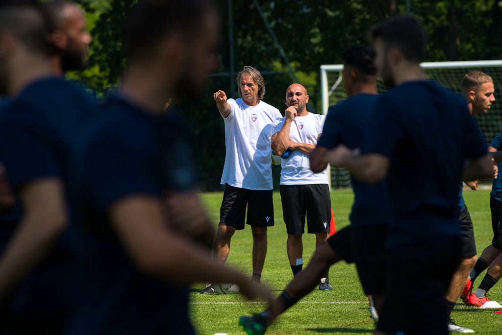 Seseglio: Calcio, ripresa allenamenti del FC Chiasso. Nella foto il nuovo alenatore Stefano Macoppi (a destra ) durante il primo allenamento.