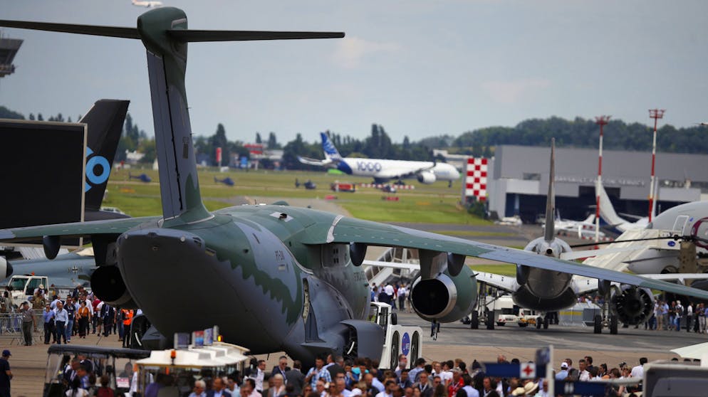 Paris Air Show 2019. Schaulustige flanieren vor einer Galaxy C-5 über das Flugfeld.