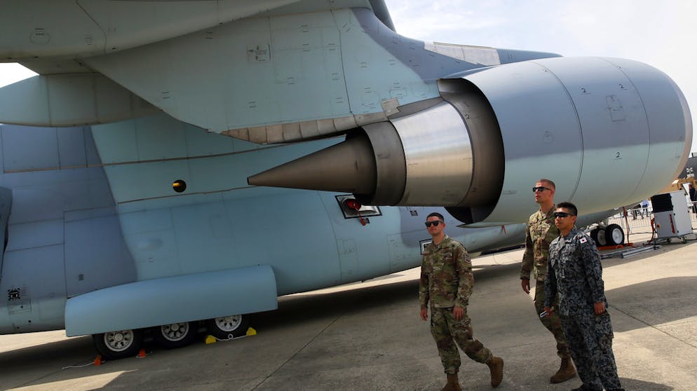 Paris Air Show 2019. Piloten beäugen einen japanischen Transporter vom Kawasaki Typ C-2.