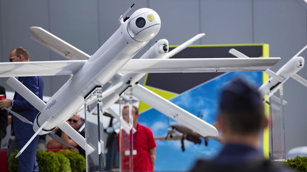 Paris Air Show 2019. Die Halle mit Drohnen und Raketen steht unter Polizeischutz.