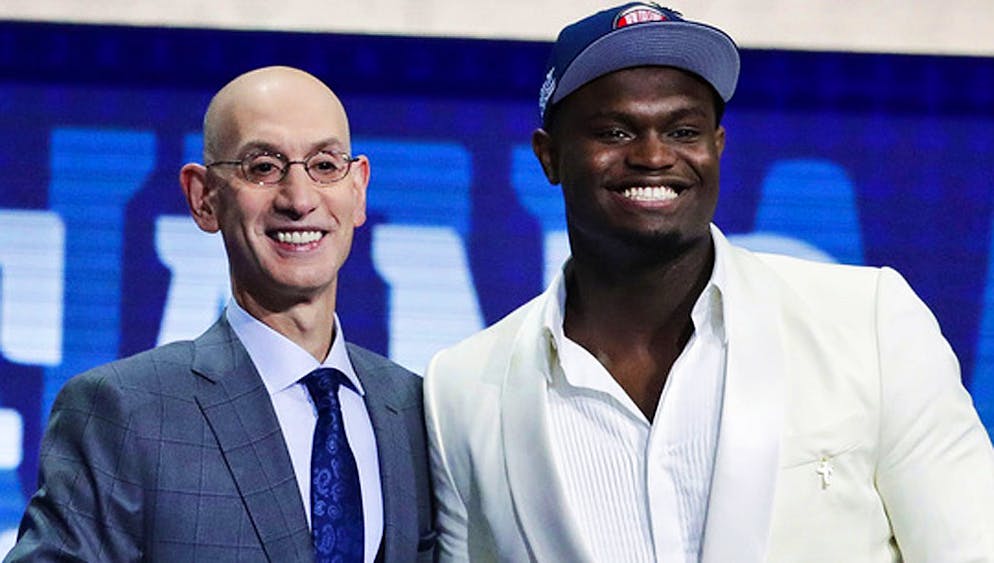 Zion Williamson, sinistra, è stato draftato in prima posizione dai New Orleans Pelicans.