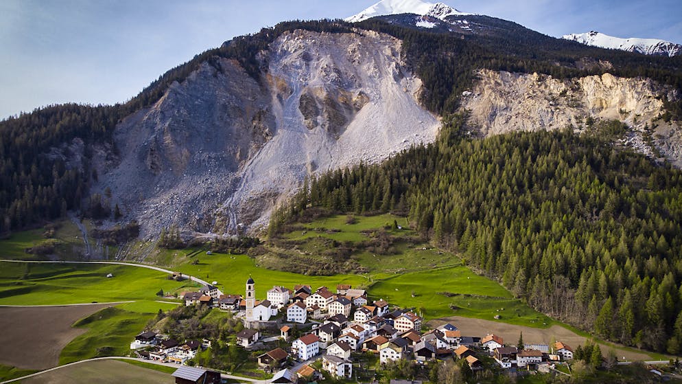 Bergsturz bleibt Bedrohung für Brienz GR. Blick auf das Dorf und den «Brienzer Rutsch»: Der Berg bedroht das Dorf im Albulatal sowie weitere Ortschaften.