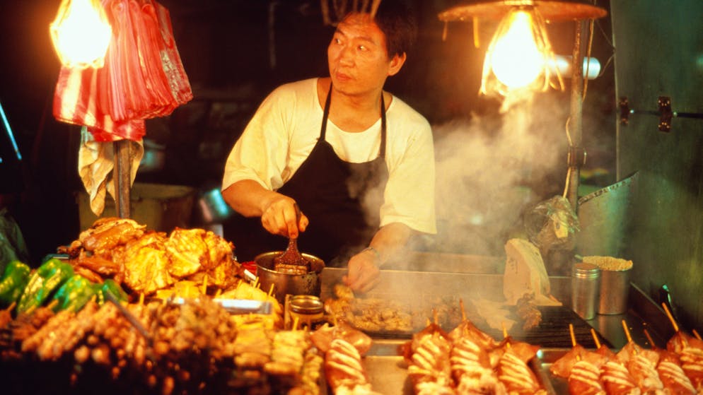 Ganz schön bunt – die Nachtmärkte von Taiwan. Erlebnis für die Sinne: Zischen und Dampfen gehört auf einem Nachtmarkt einfach mit dazu.
