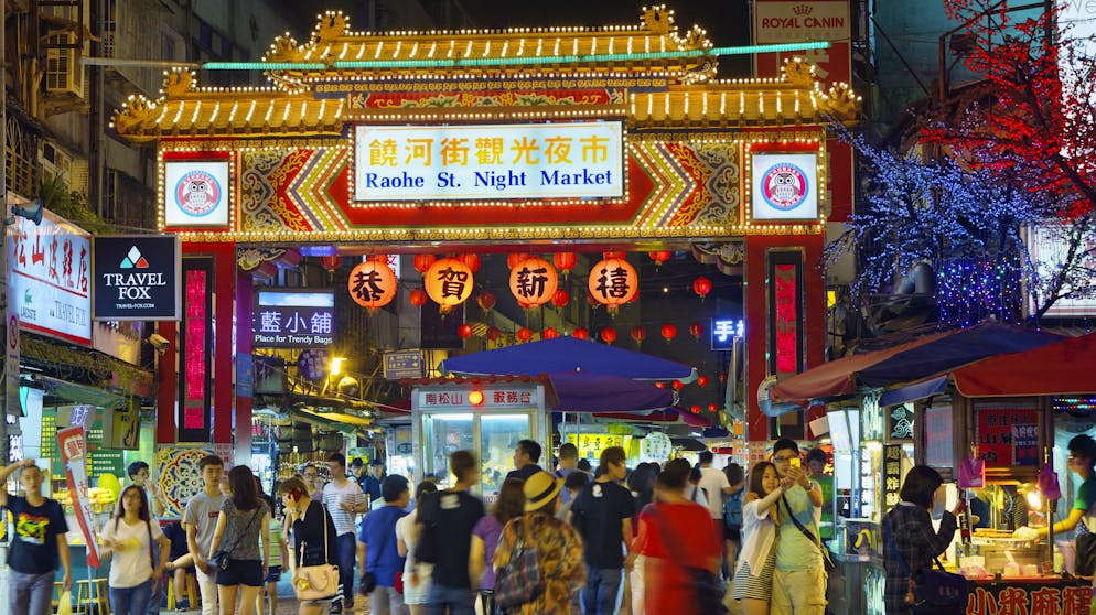 Ganz schön bunt – die Nachtmärkte von Taiwan. Funkelnde Lichter, fremde Schriftzeichen und ein Gewimmel an Menschen: So erleben viele Reisende aus Europa die Nachtmärkte in Taiwan.