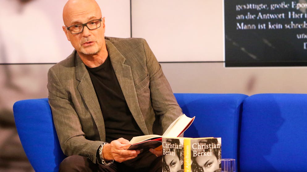 Christian Berkel über seinen Roman «Der Apfelbaum»: «Ein Schauspieler muss, wie ein Schriftsteller auch, die Fähigkeiten mitbringen, sich emotional in Figuren einfühlen zu können. Eine Fähigkeit, die mir beim Schreiben zugutegekommen ist.»