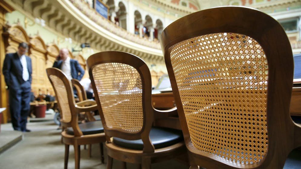 Auch in einer Session bleibt manch ein Parlamentarierstuhl leer.