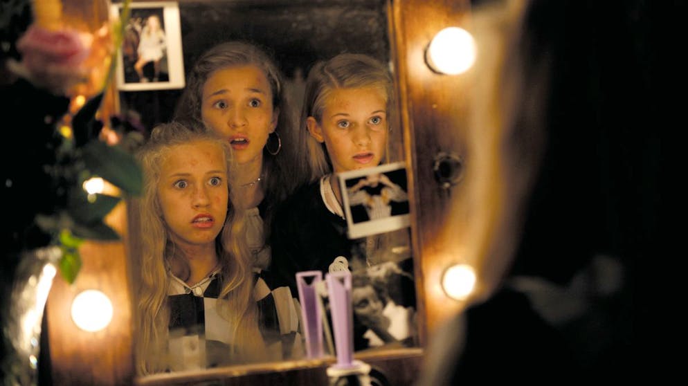 Das sind die Kino-Highlights im Juli. Verena (Felice Ahrens), Jasmin (Paulina Heitmann) und Luise (Mathilda Schmidt, von links) machen eine unheimliche Entdeckung.