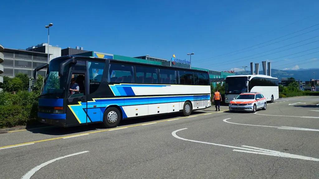 Chauffeur Transportiert Waschmaschine In Car