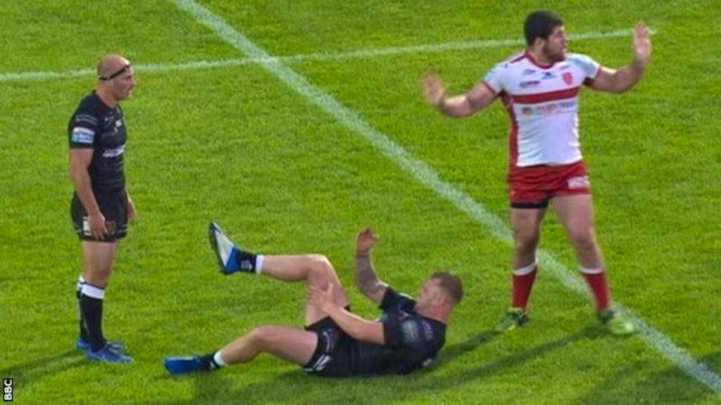 Harter Hund RugbySpieler renkt sich Kniescheibe selbst ein