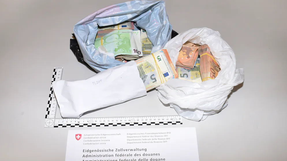 Ein Teil des im Gepäck von zwei Männern aus Gambia entdeckten Bargelds befand sich in Plastiksäcken.