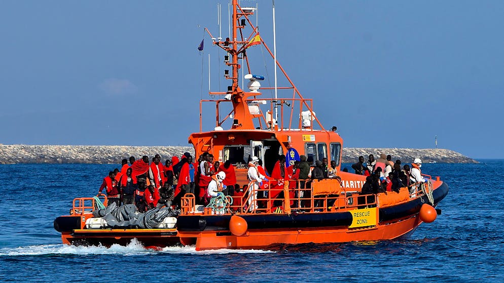 La Guardia costiera spagnola ha soccorso 130 migranti che viaggiavano a bordo di due barconi al largo di Alboran