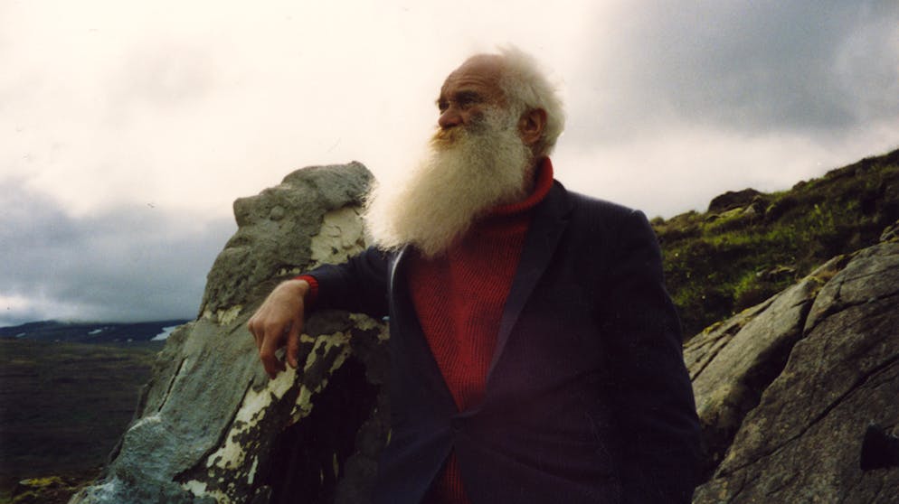 Filmo: Die erste Staffel. «Signers Koffer» von Peter Liechti. Eine Reise mit dem Schweizer Experimental-Künstler Roman Signer durch ganz Europa.