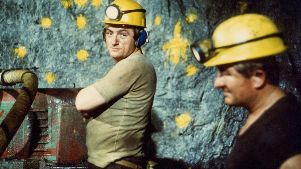 Filmo: Die erste Staffel. «San Gottardo» von Villi Hermann. Spiel- und Dokumentarfilmszenen zeichnen Parallelen der Schicksale der Migranten, die am Bau der Gotthard-Tunnels für Bahn und Strasse beteiligt waren.