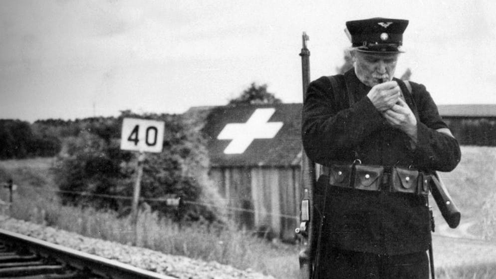 Filmo: Die erste Staffel. «Der 10. Mai» von Leopold Lindtberg. Emil Hegetschweiler als Grenzwächter, der einem deutschen Flüchtling hilft.