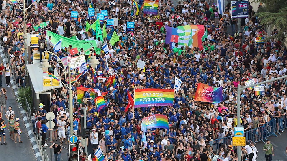 Oltre 10'000 persone hanno partecipato oggi al tradizionale Gay Pride.