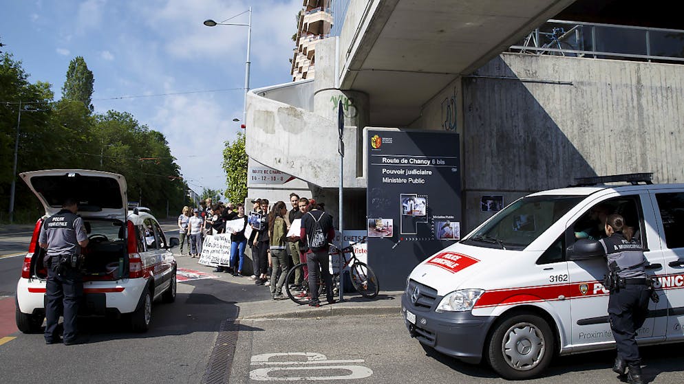 La police municipale est venue s'informer de la raison du rassemblement auprès des militants antispécistes, tolérant la manifestation pour autant qu'elle demeure sur le domaine public.