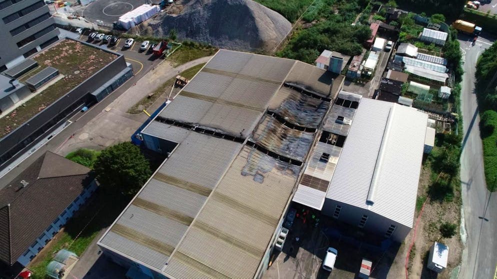 Nach einem Grossbrand in einem Produktionsbetrieb in Pratteln BL ist das betroffene Gebäude einsturzgefährdet.