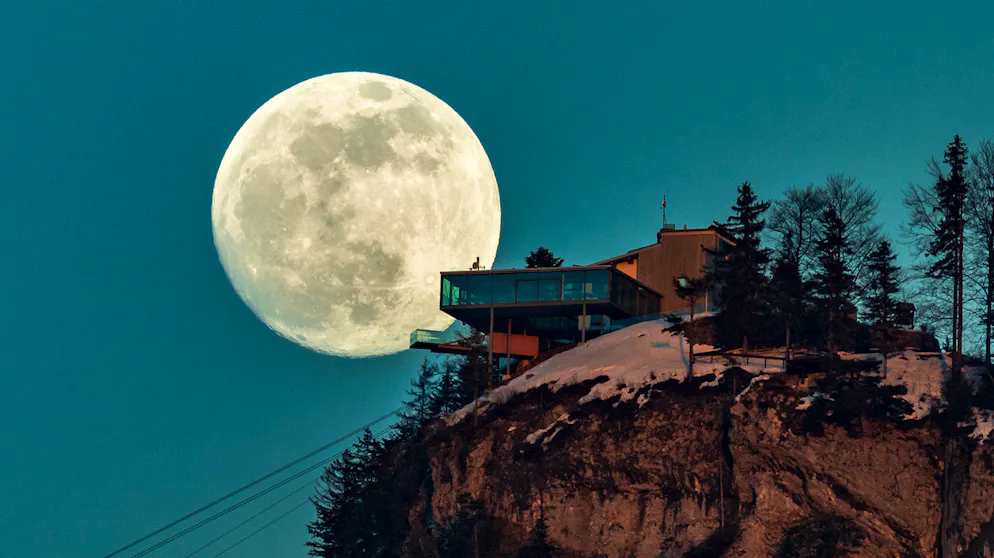 Unnützes Mond-Wissen. Der Mann im Mond wendet uns immer sein Gesicht zu. Wir sehen nämlich immer nur dieselbe Seite des Mondes, die Rückseite ist von der Erde aus nie zu sehen.