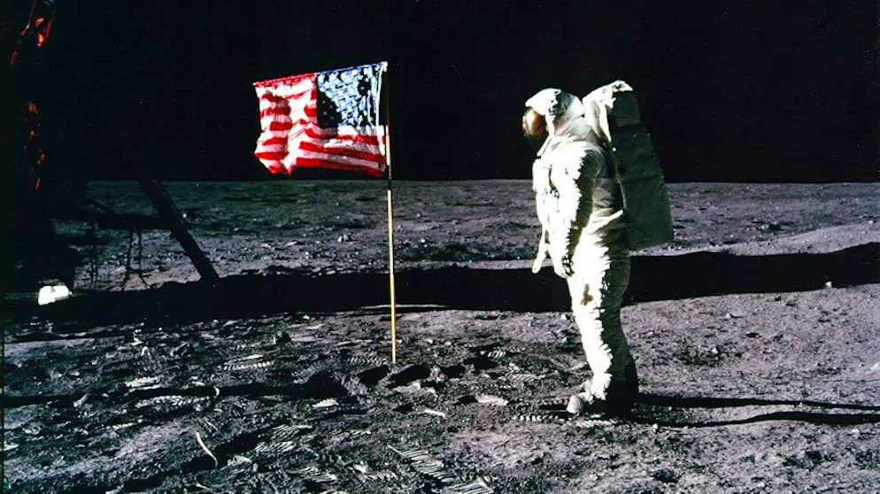 Unnützes Mond-Wissen. Auf dem Mond ist die Anziehungskraft sechsmal geringer als auf der Erde. Heisst: Wer auf der Erde 120 Kilo auf die Waage bringt, wiegt auf dem Mond nur 20 Kilo. Rein optisch ändert sich leider trotz dieser Schlankheitskur nichts.